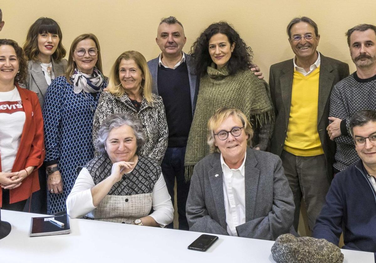 Los participantes en el taller literario, junto al poeta Manuel Vilas, Gema Agudo, directora de Acción Cultural y Raquel Martín, coordinadora.