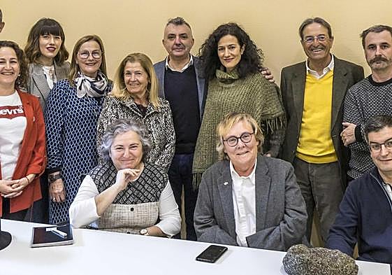 Los participantes en el taller literario, junto al poeta Manuel Vilas, Gema Agudo, directora de Acción Cultural y Raquel Martín, coordinadora.