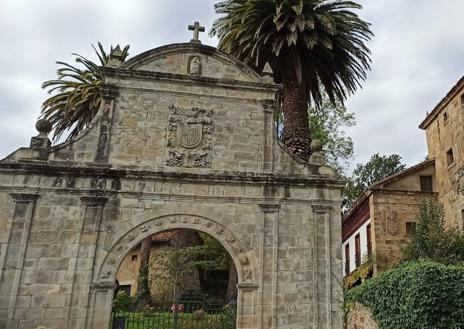 Imagen secundaria 1 - Arriba, el monumento a los italianos en El Escudo. Abajo, uno de los imponentes edificios del casco histórico de Alceda. Y el pantano del Ebro.