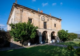 Fachada de sillería del Palacio Helguera, convertido en un hotel de lujo, en Puente Viesgo.