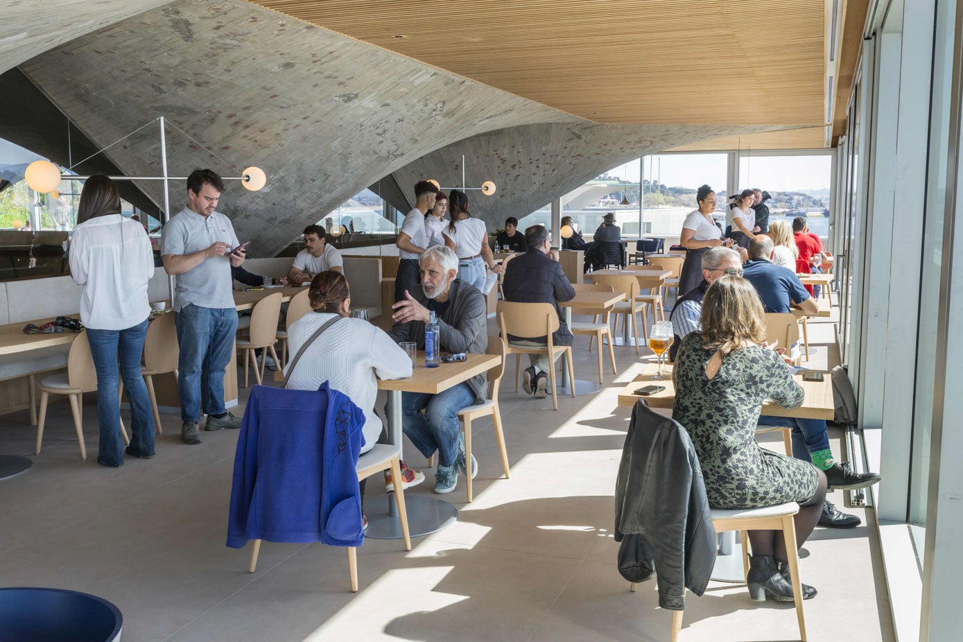 A la segunda planta, donde se encuentra la cafetería, se accede por la misma entrada que al museo y sin necesidad de pagar entrada