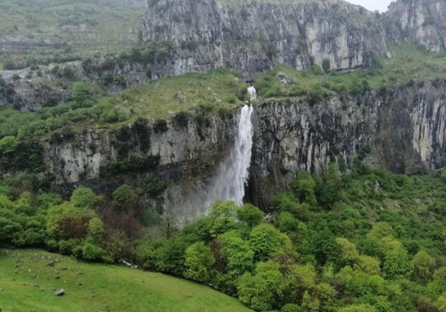 El espectacular nacimiento del río Asón.