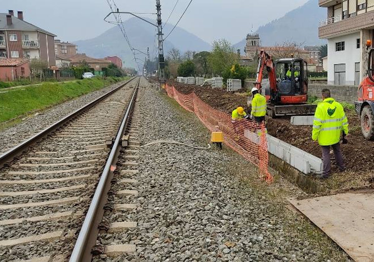 ADIF intervendrá en la red ferroviaria a su paso por Los Corrales.