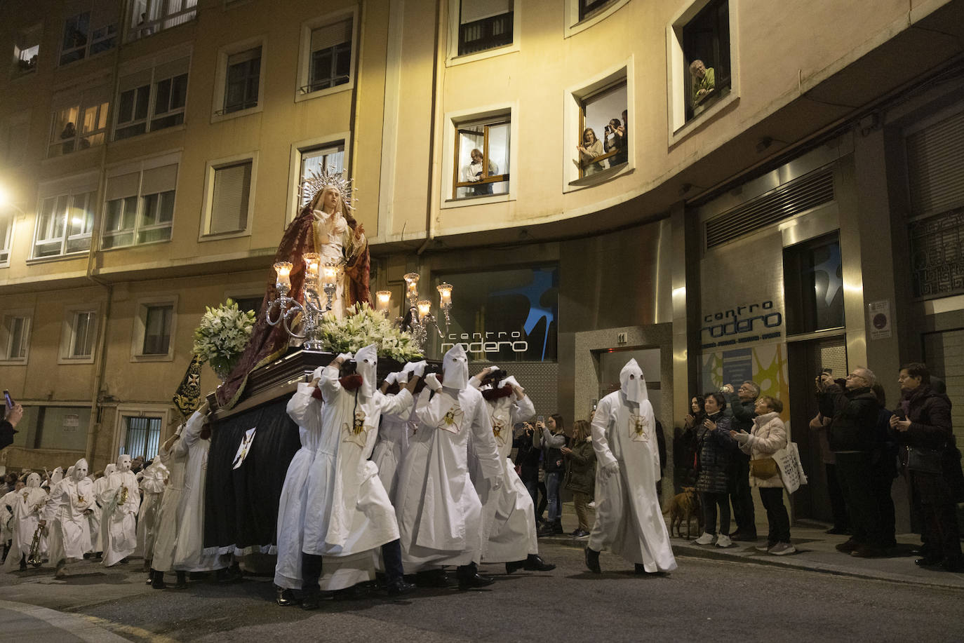 El paso de Nuestra Señora de la Merced toma la curva hacia la calle Alta, lleva a la carrera por los nazarenos.