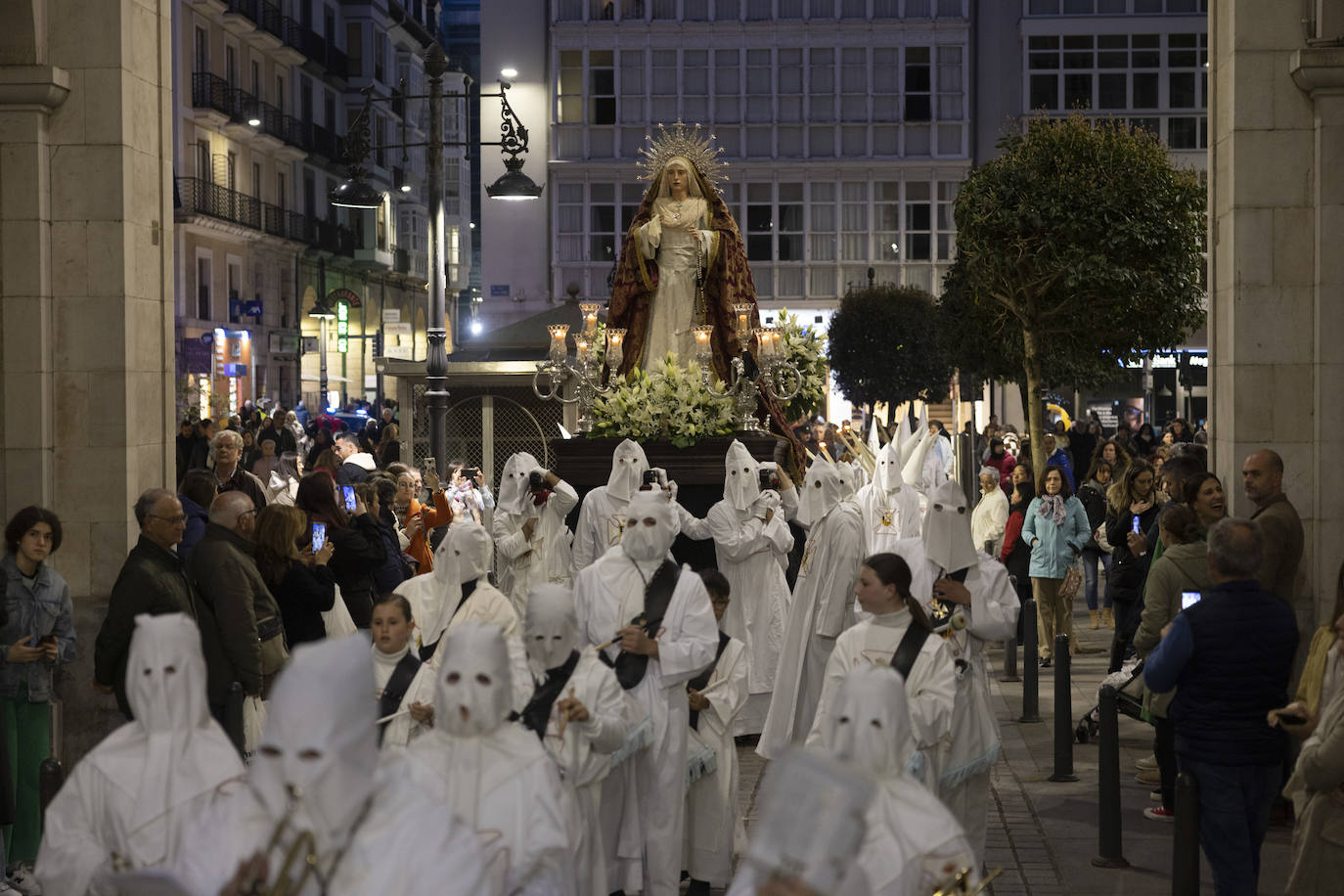 Nuestra Señora de la Merced pasando de la plaza del Príncipe a la de la Porticada.