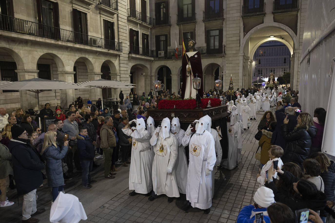 Jesús Nazareno atravesando la plaza Porticada.