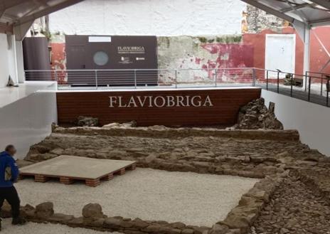 Imagen secundaria 1 - El Centro de Interpretación de Flaviobriga y la iglesia de Santa María de la Asunción.