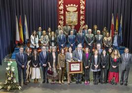 Entrega de la medalla de oro de la ciudad de Santander al Colegio, el pasado marzo, recogida por el decano, Hernández de Sande.