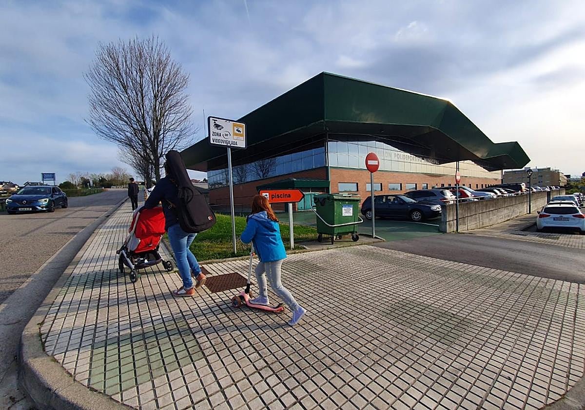 Una mujer pasea con sus hijas por una zona videdeovigilada de Requejada.