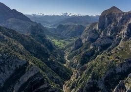 . A medida que vamos subiendo la ladera para llegar a la cima del monte nos van apareciendo diferentes criaturas mitológicas de Cantabria junto con un cartel explicativo.