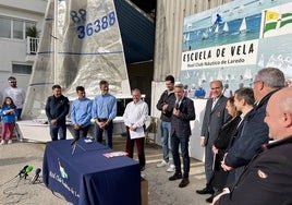 Las autoridades, organizadores y deportistas en el acto de presentación del Campeonato de España en las instalaciones del Real Club Náutico de Laredo.