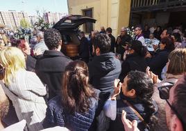 Vecinos y familiares han despedido a 'Fali' en una ceremonia religiosa oficiada en la Parroquia Nuestra Señora del Carmen.