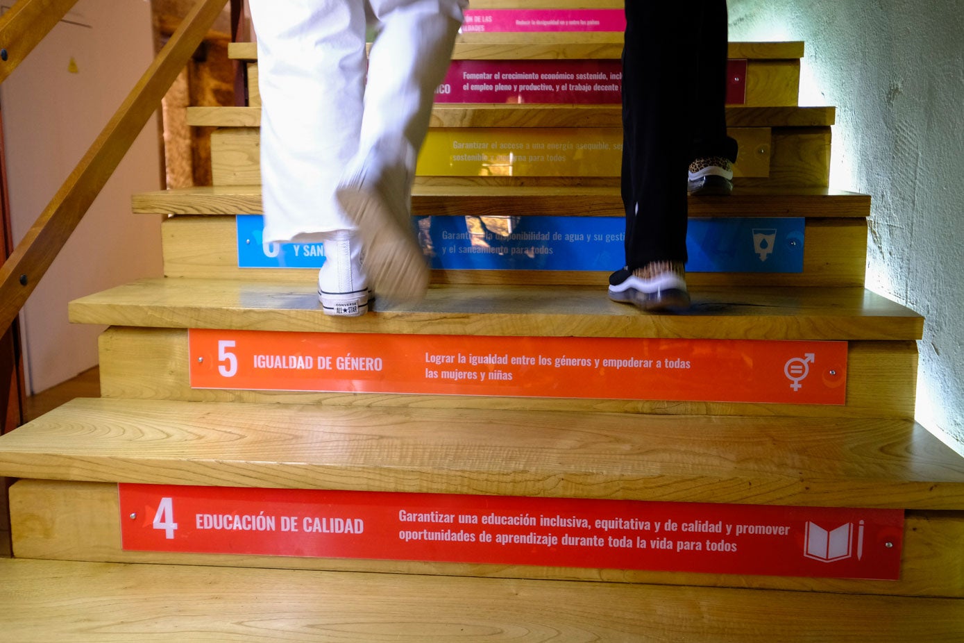 Una de las escaleras recoge los 17 objetivos de desarrollo sostenible.