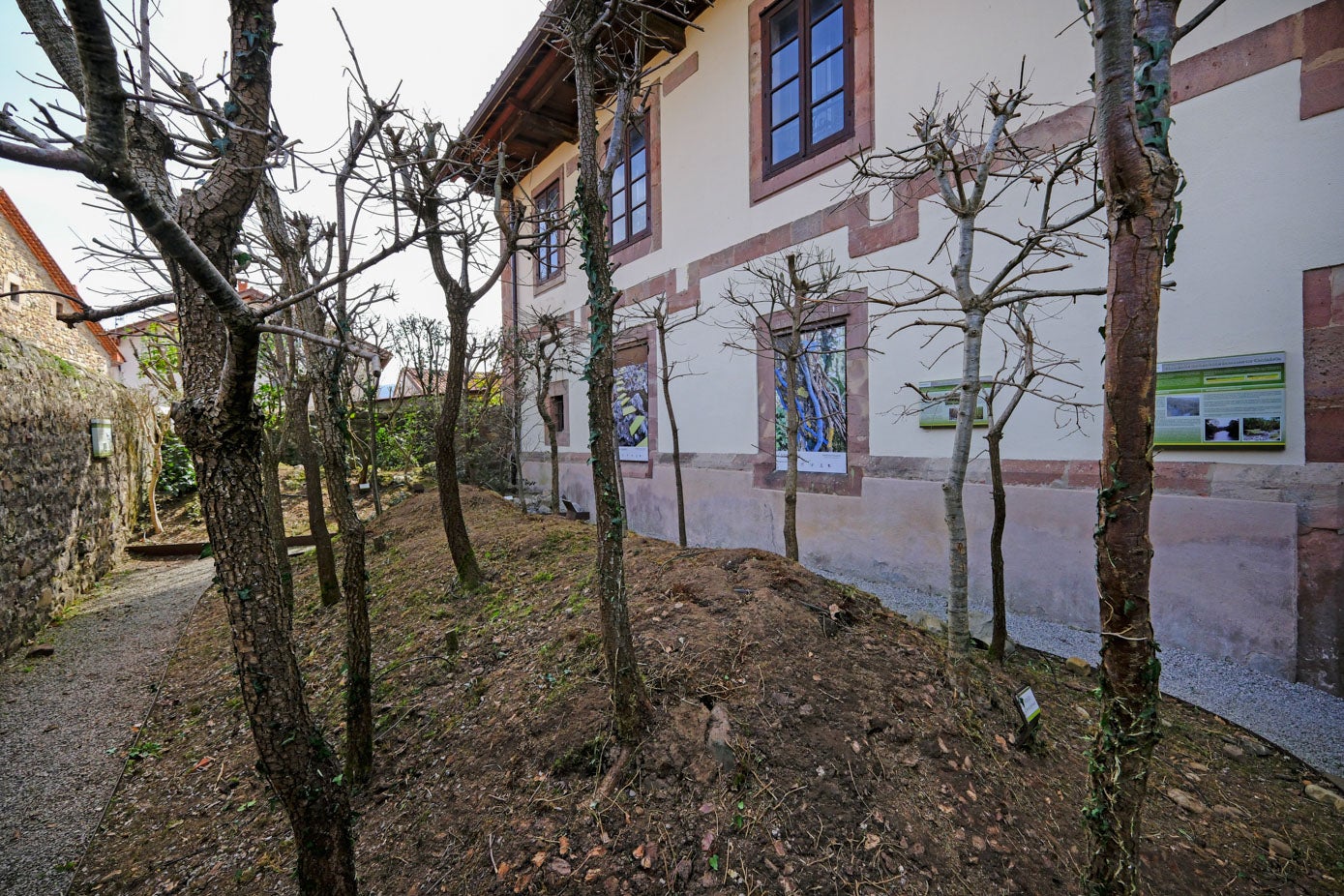 El museo cuenta con un jardín exterior en el que se pueden conocer las especies de los principales ecosistemas de Cantabria. 