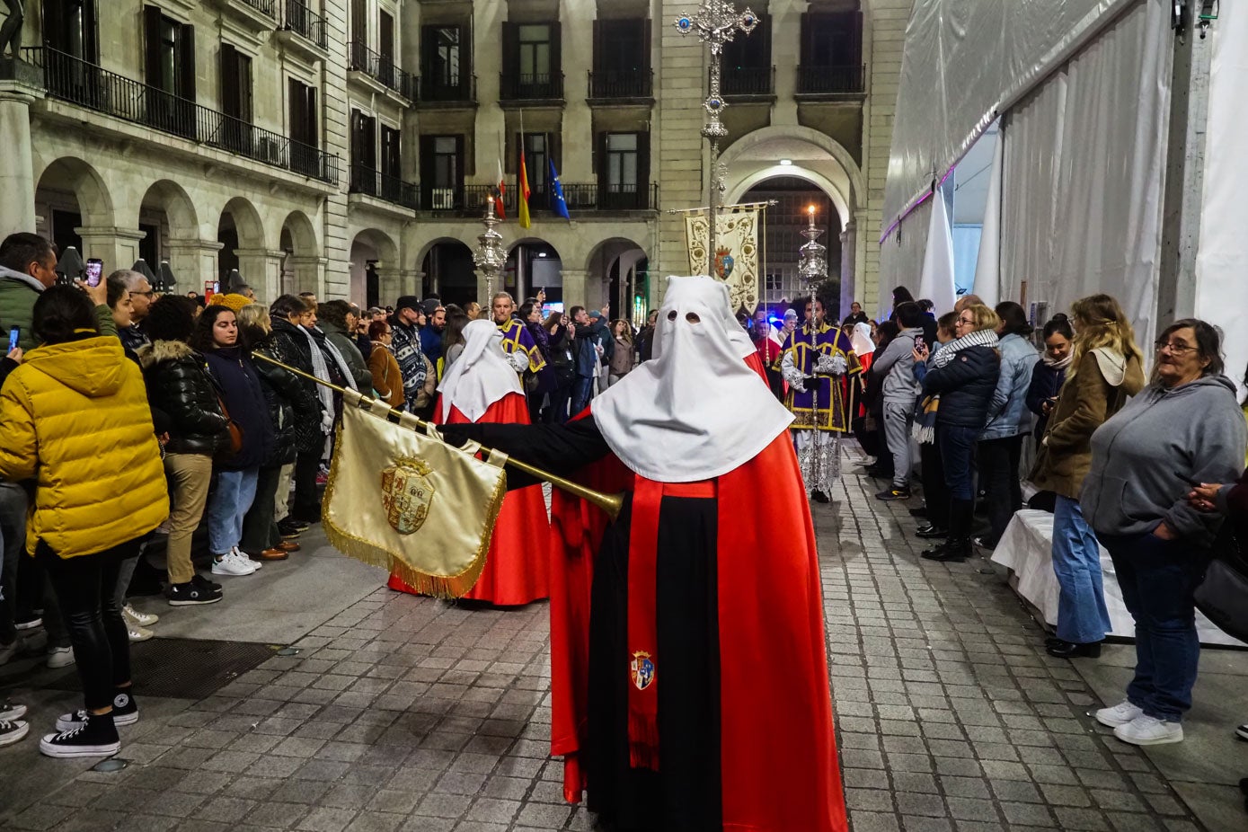 Numeroso público siguió la procesión nocturna de la Semana Santa santanderina, este miércoles. 