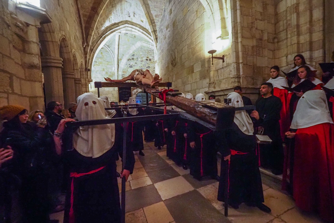 Los nazarenos de la Real Hermandad y Cofradía de del Santo Entierro del Señor y San Fernando Rey portan la imagen del Señor. 