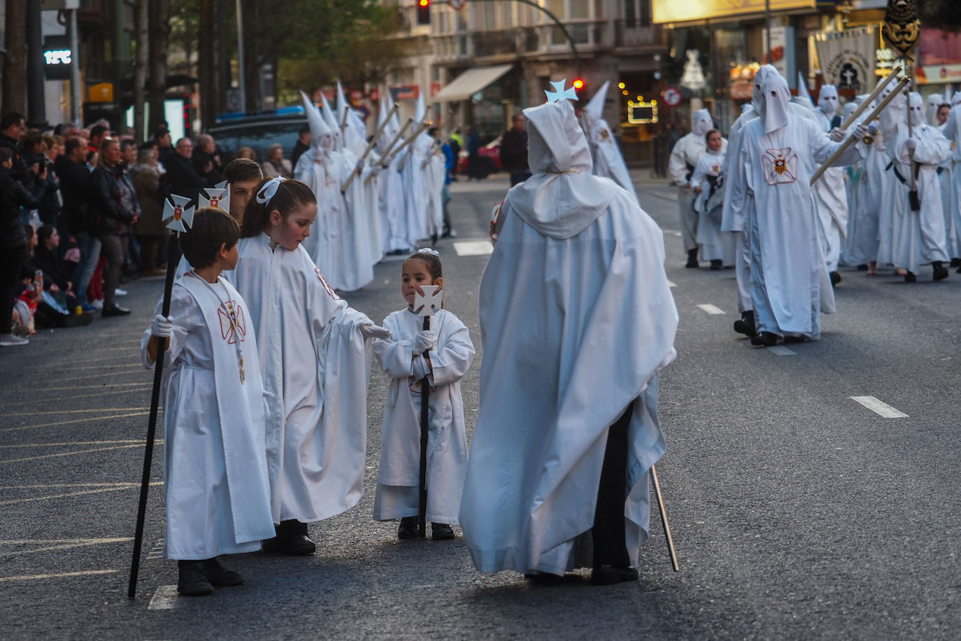 Los más jóvenes también quisieron participar en una procesión tan importante como la de Jueves Santo, cita previa a la procesión, mañana, del Santo Entierro.