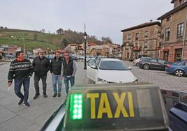 David Gómez Pérez (primero por la derecha) camina junto a otros taxistas de Cabezón de la Sal.