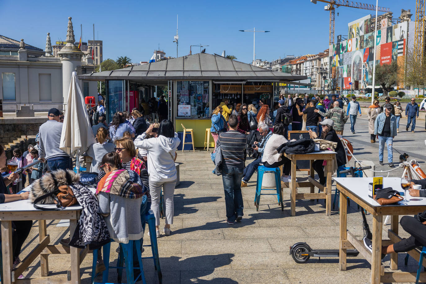 El día soleado dio ambiente a los negocios de hostelería.