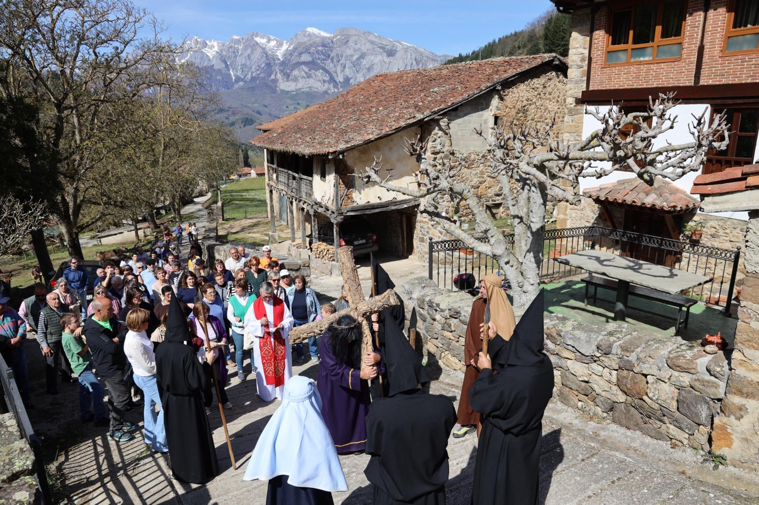 Último tramo del viacrucis antes de llegar a la iglesia de San Pedro de Bedoya