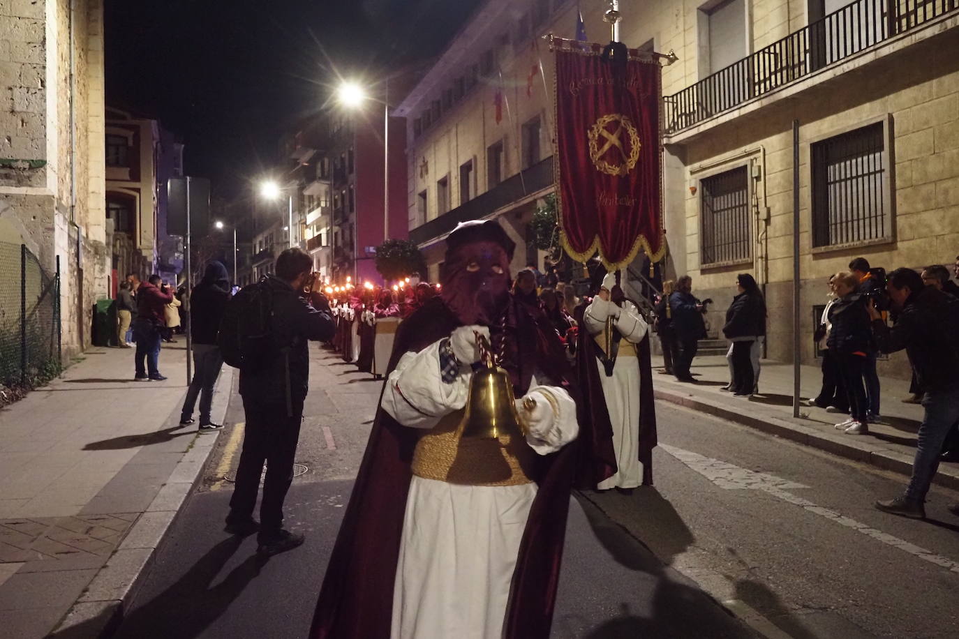 Los nazarenos van con antorchas y en completo silencio, solo roto por la campana que porta uno de ellos.