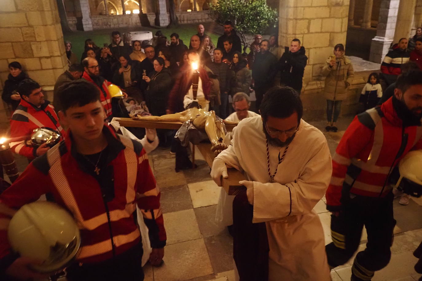 Los nazarenos portan una imagen del Cristo Crucificado