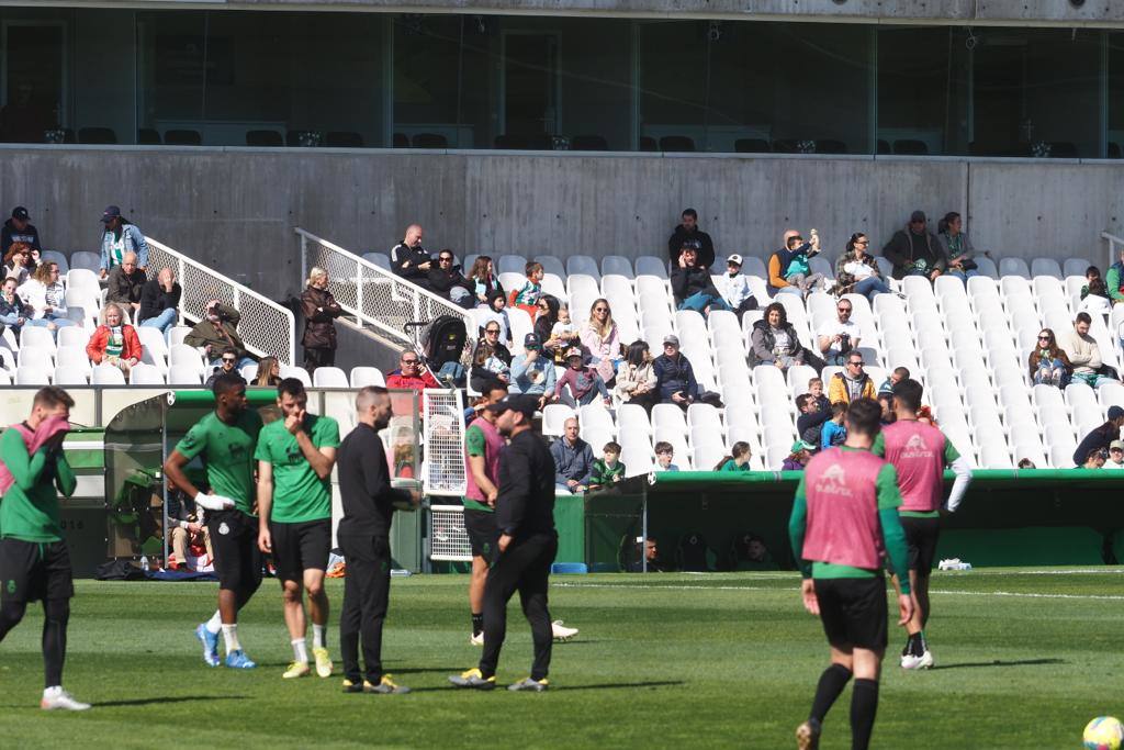 José Alberto López charla con su equipo al comienzo de la jornada de trabajo.