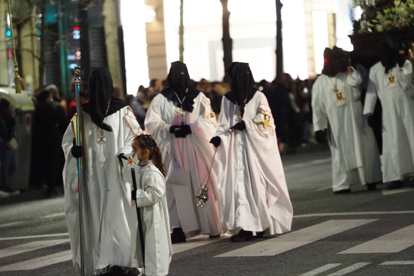 Niños y mayores se han reencontrado en las calles de Santander por Viernes Santo, cuando se conmemora la muerte de Jesús de Nazaret.