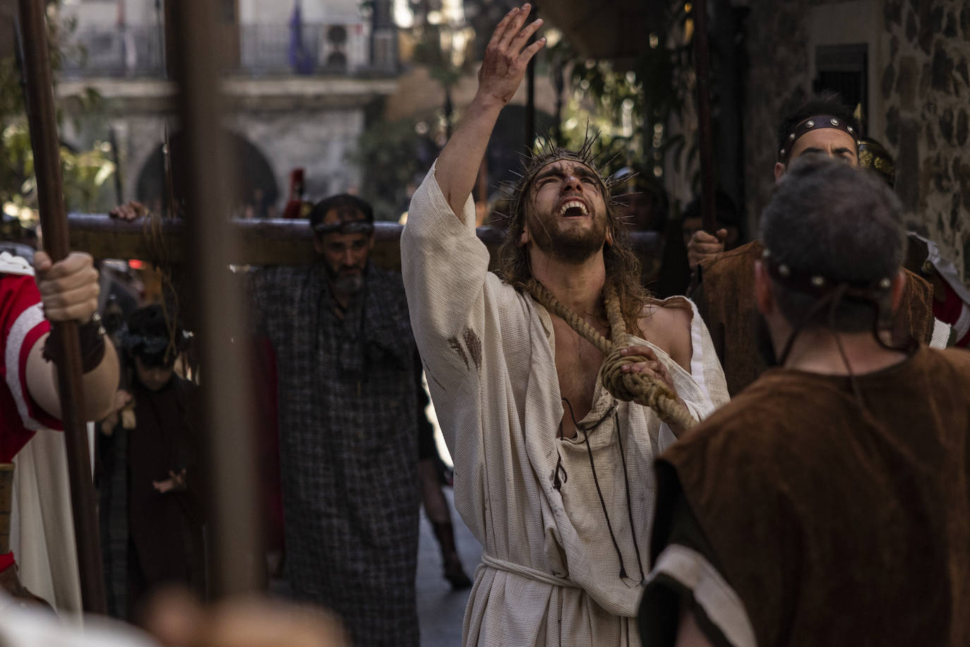 Sabe que su final está cerca. Detrás, Cirineo le ayuda a cargar la cruz