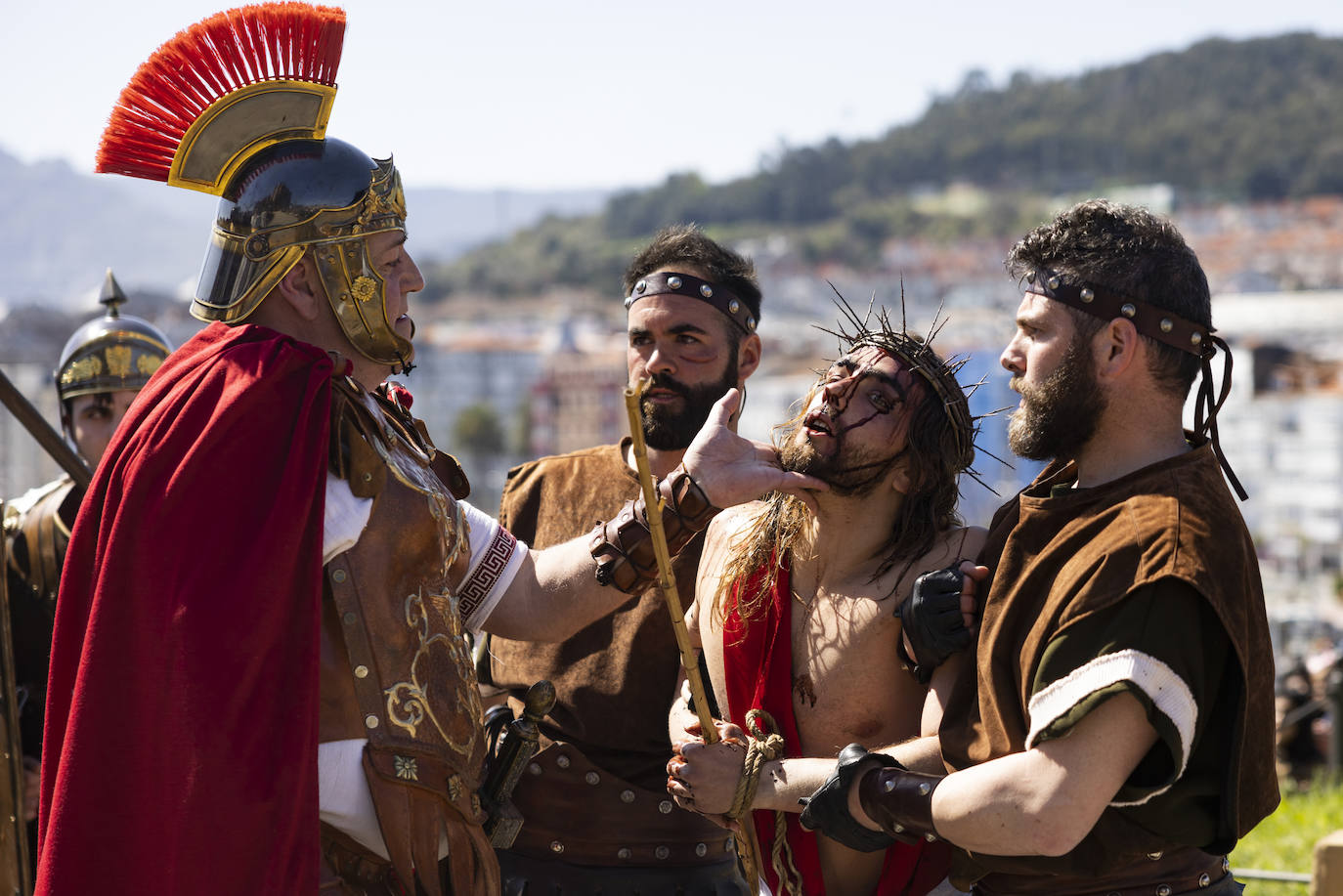 Cristo, con la corona de espinas, frente a un soldado romano