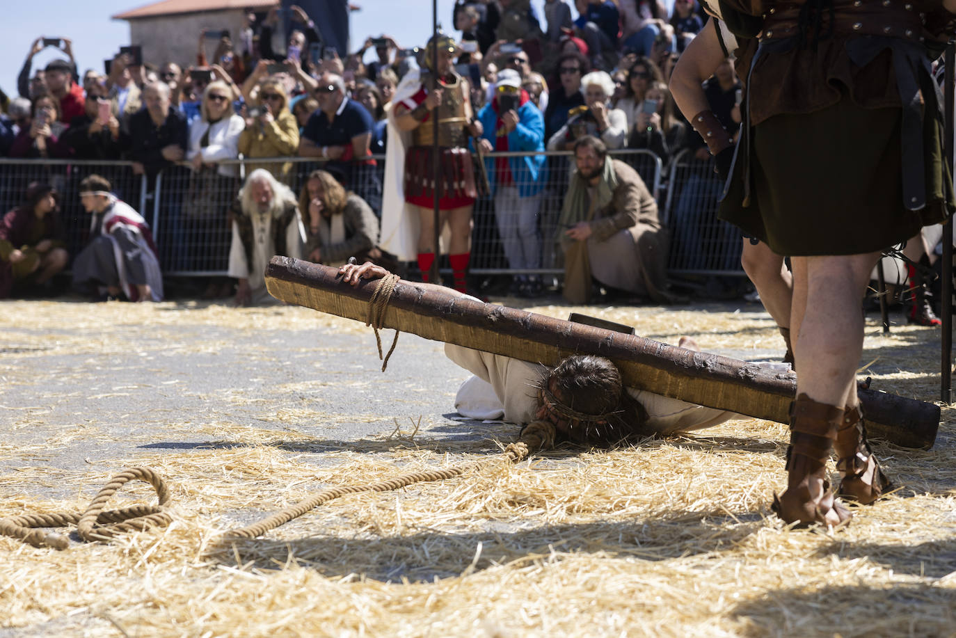 En su camino hacia el Calvario, Cristo sufre su primera caída empujado por unos niños 