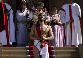 Cristo, ya proclamado, después de ser azotado es sentenciado a muerte