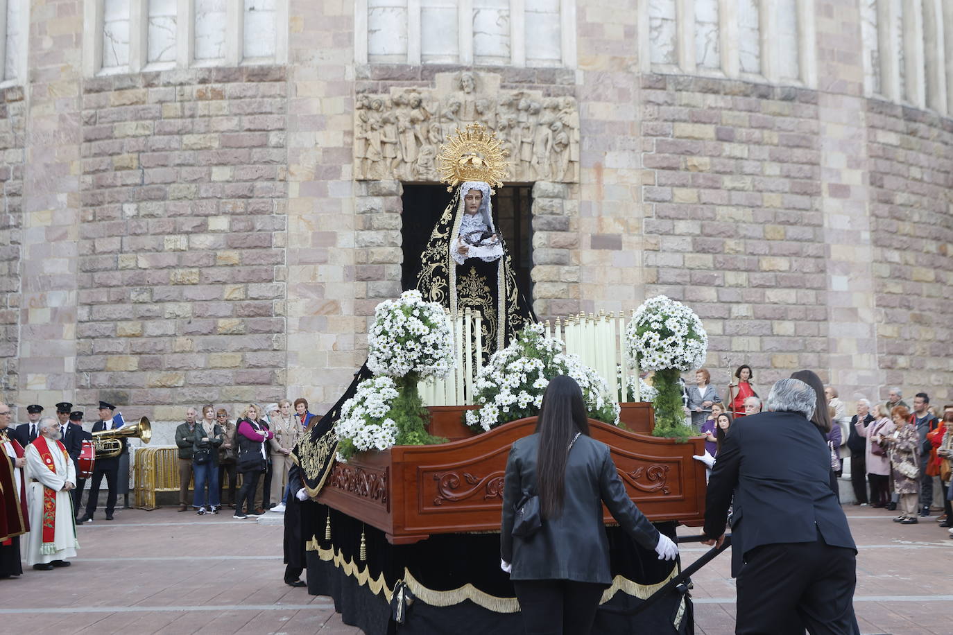 Los vecinos, fieles y curiosos se han acercado a la procesión en una tarde marcada por el buen tiempo.