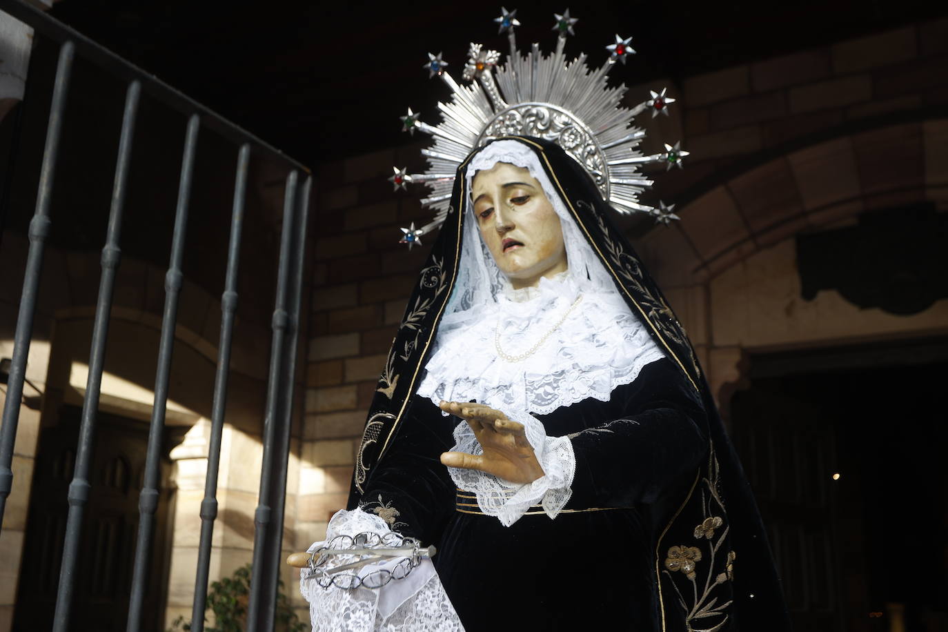 Primer plano de la Virgen Dolorosa, uno de los tres pasos, esta tarde.