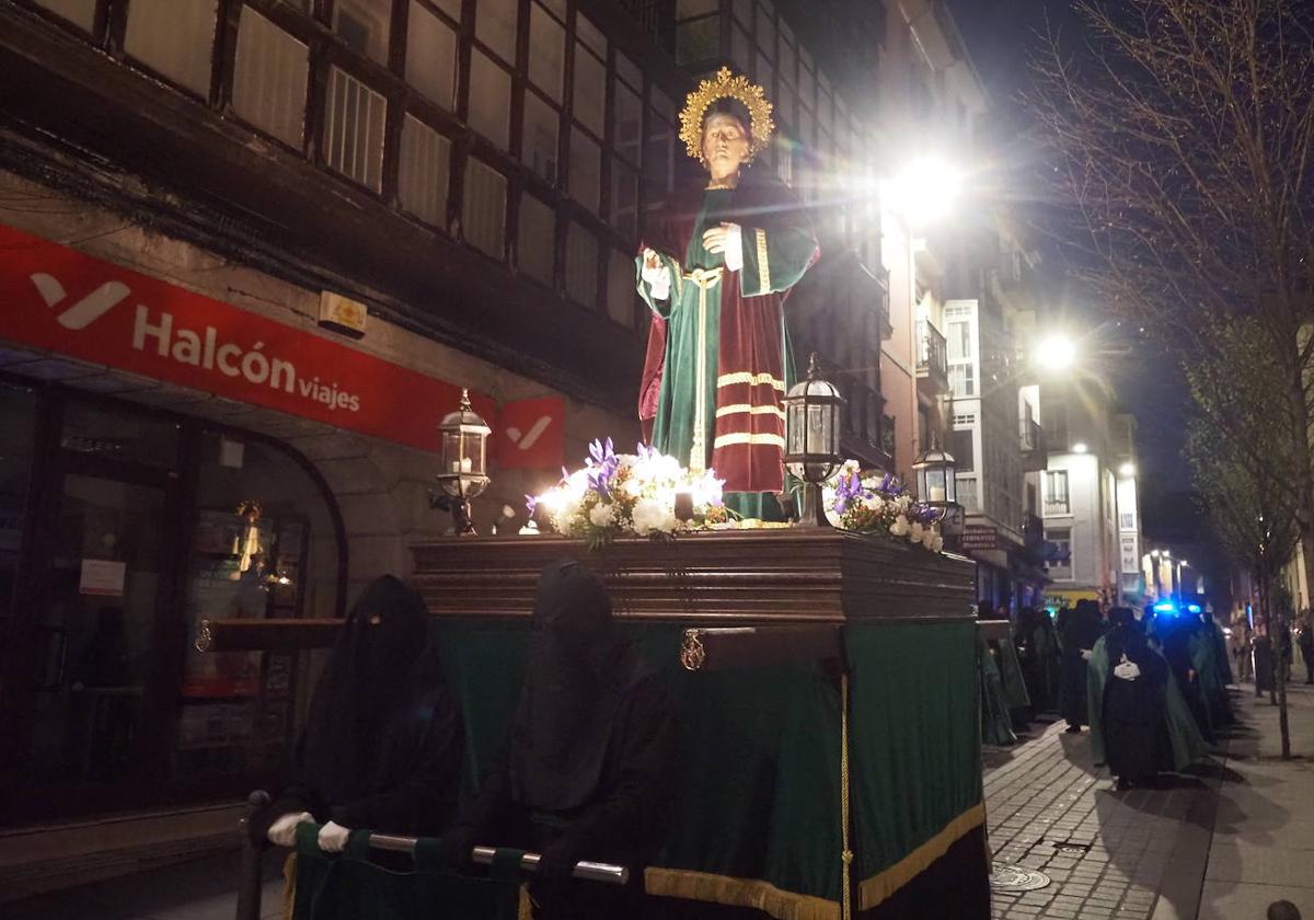 La imagen de la Virgen de la Esperanza a su paso por la calle Cervantes.