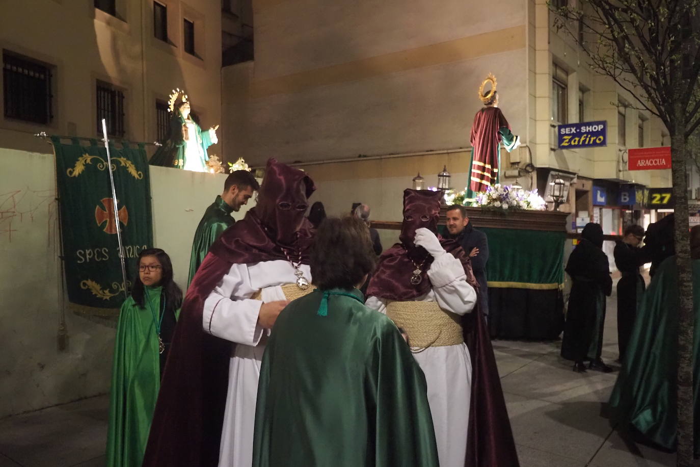 El brillante amanecer de Santander con la procesión de La Soledad