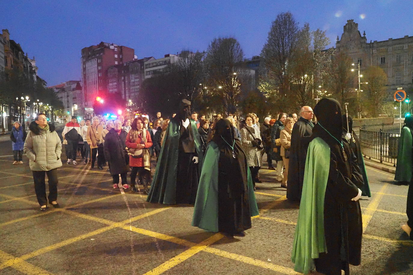 Numerosos santanderinos madrugaron para participar en la procesión de Sábado Santo