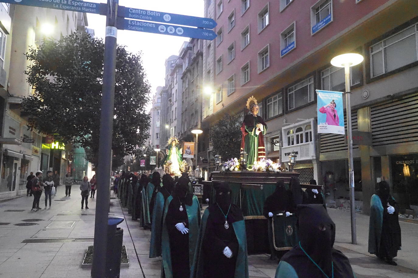 La claridad se abre paso en el transcurso de la procesión. En primer término, la imagen de San Juan Evangelista, obra de Lorenzo Coullaut-Valera (1924-1925)