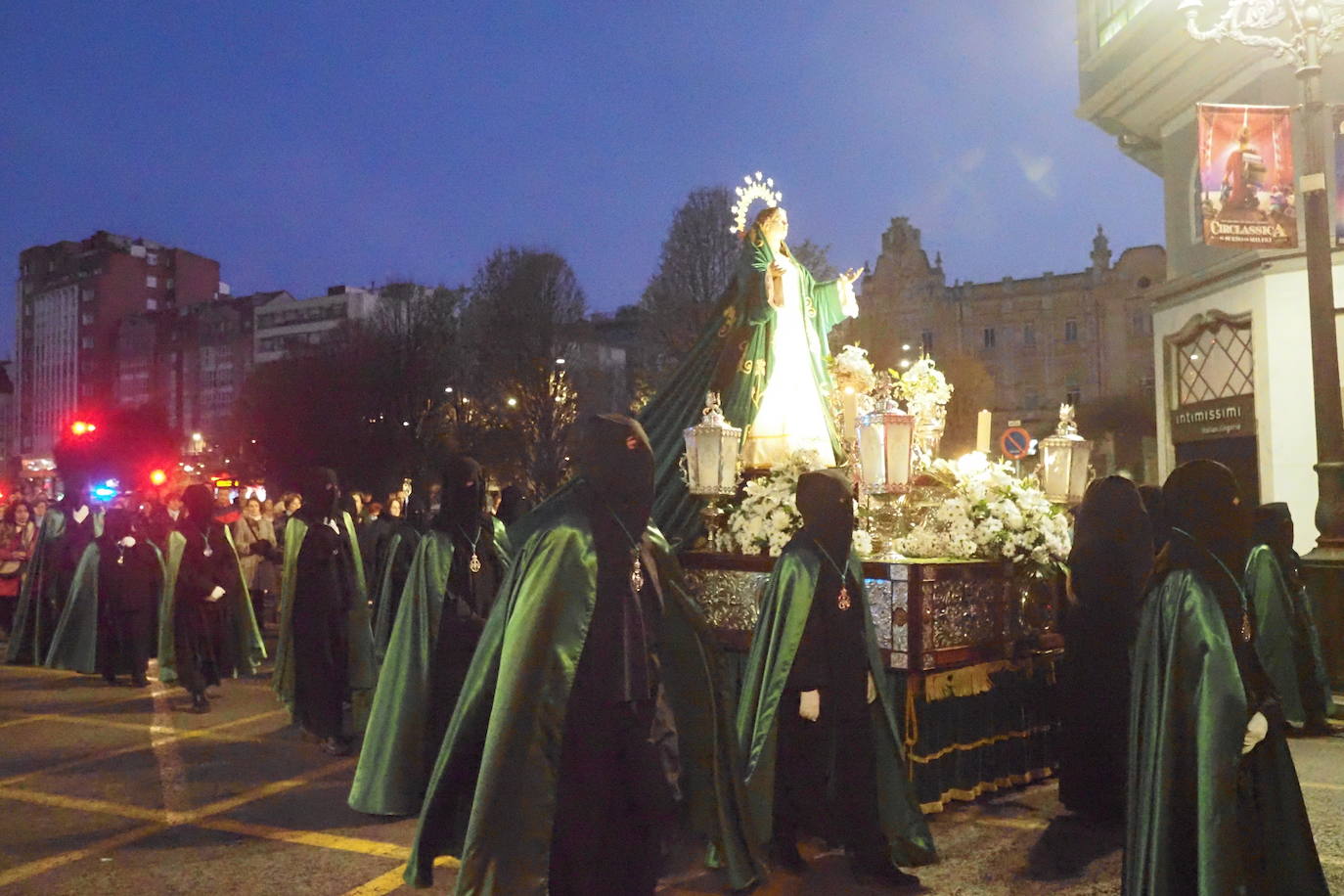 Paso de la procesión a punto de pasar por la Plaza del Ayuntamiento