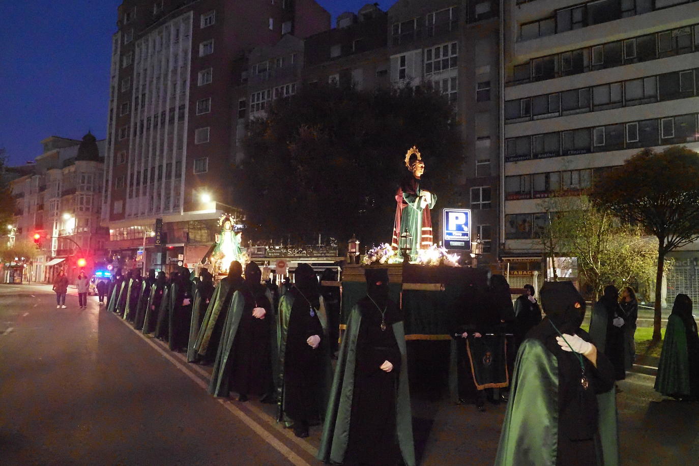 El brillante amanecer de Santander con la procesión de La Soledad