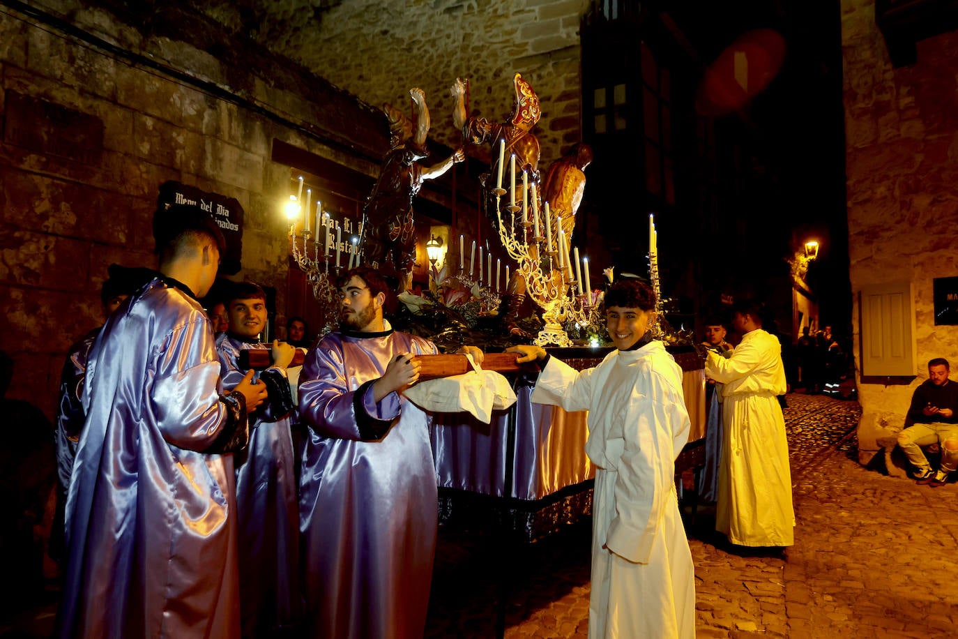 Un momento de la procesión en la que también participaron jóvenes y niños. 