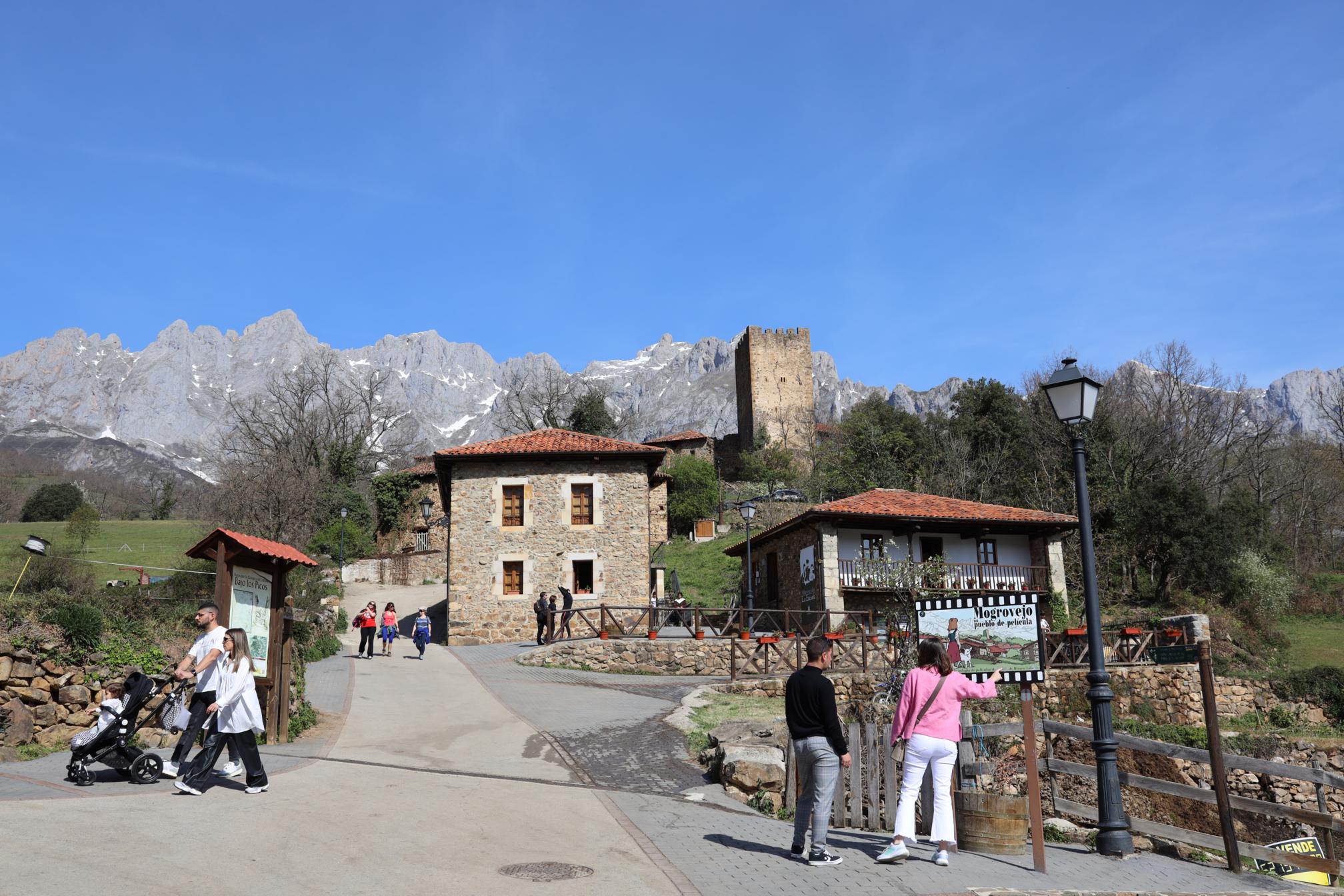 Turistas visitando la localidad de Mogrovejo, en el municipio de Camaleño