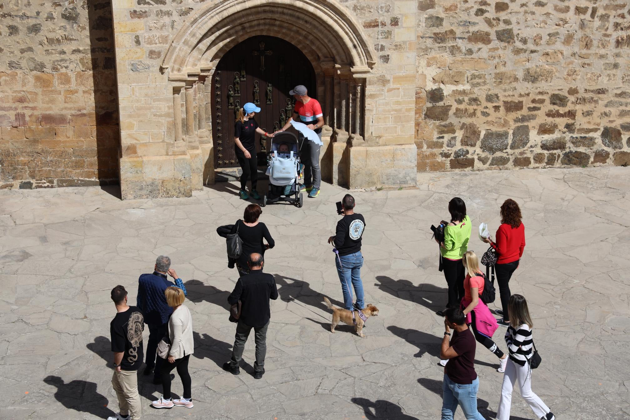 Una familia se fotografía en la Puerta del Perdón del monasterio de Santo Toribio, que se abrirá el próximo día 16