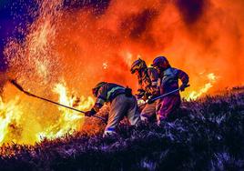 Una cuadrilla forestal lucha contra las llamas en uno de los incendios registrados en esta última oleada del mes de marzo.