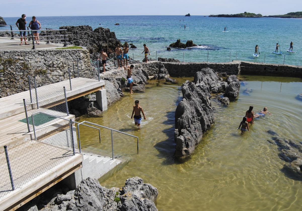 Arnuero ha reconvertido dos de los antiguos viveros en desuso en piscinas naturales tras su restauración.