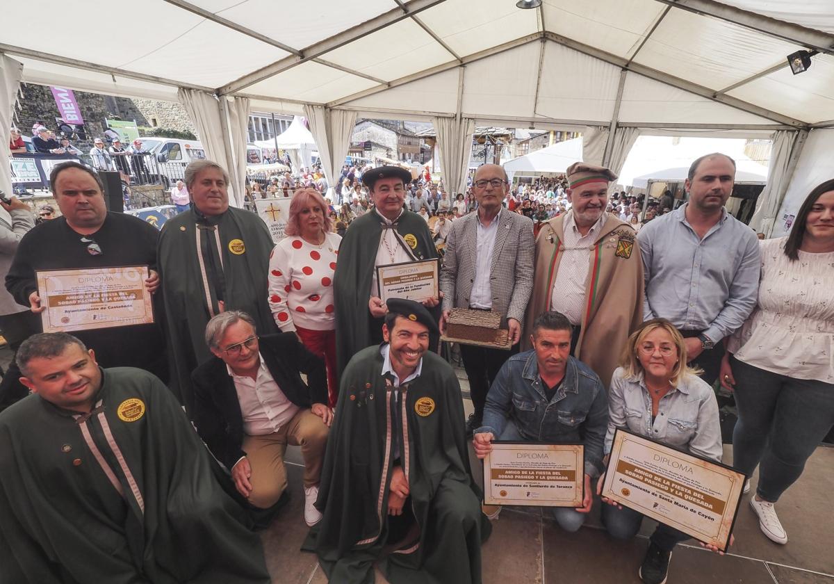 El premio al Embajador del sobao pasiego lo recogió Marcano y el de cofrade de honor, Quico Taronjí.