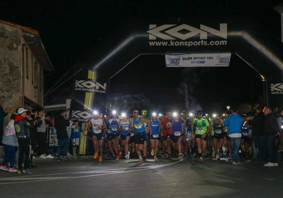 Salida del trail y la marcha en la noche del Viernes Santo, en Cicero.