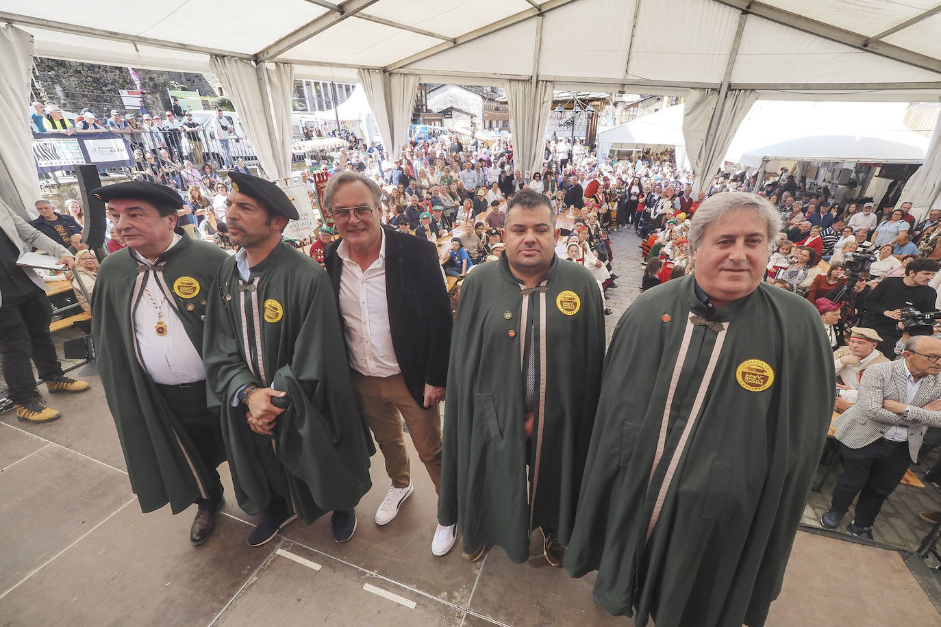 El alcalde de Vega de Pas posa con los miembros de la Cofradía del Sobao.