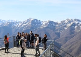 Un grupo de turistas se fotografían en el mirador del Cable en su visita a Fuente Dé