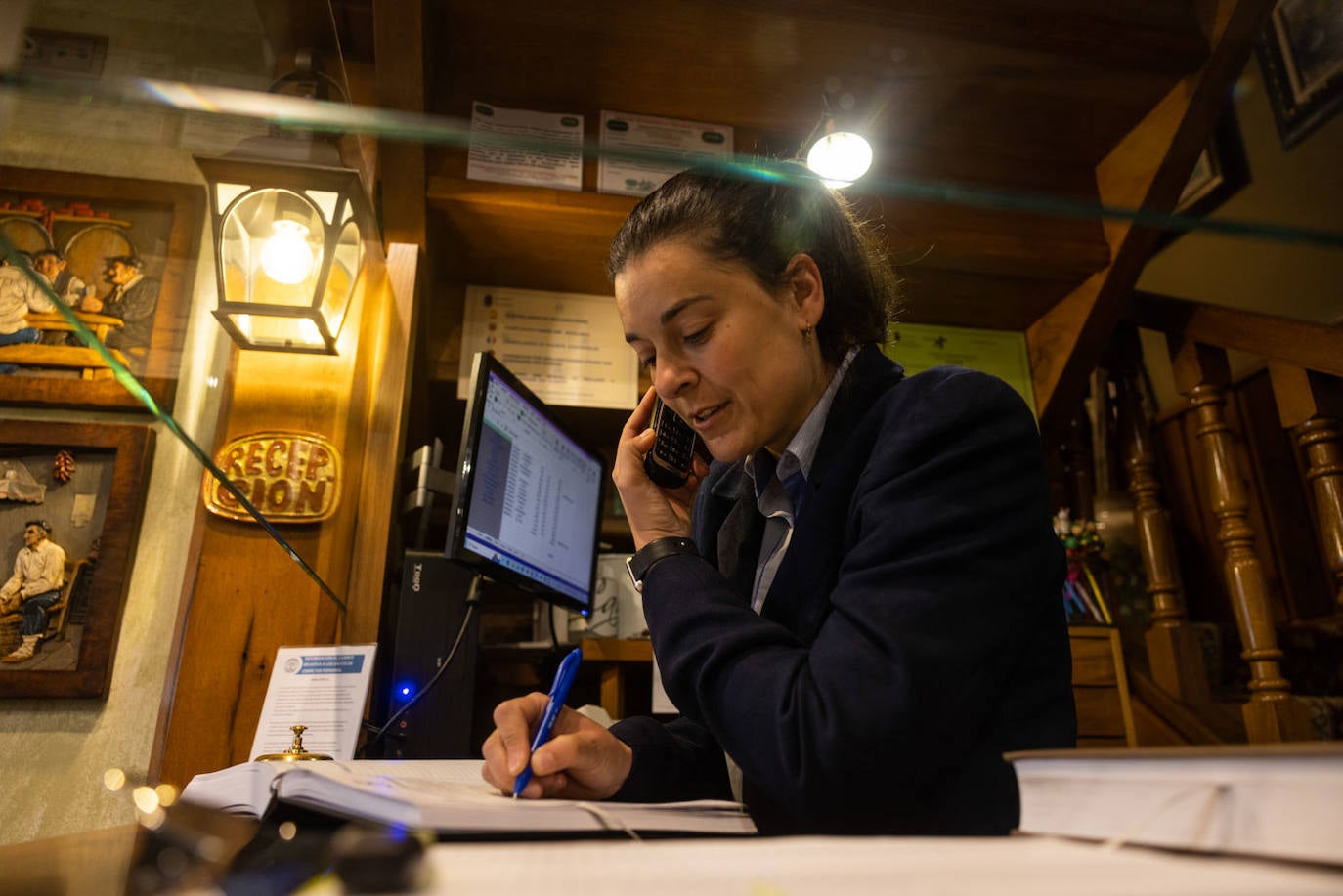 Pamela Gómez atiende las llamadas en Casa Cayo.